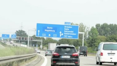 A2 otoyolunun (Almanya) Braunschweig yanında üzerinde trafik sıkışıklığı. Yavaş ileri sürüş araba.