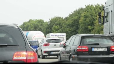 A2 otoyolunun (Almanya) Braunschweig yanında üzerinde trafik sıkışıklığı. Yavaş ileri sürüş araba.