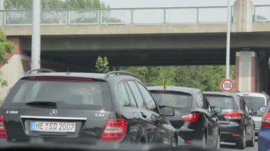 A2 otoyolunun (Almanya) Braunschweig yanında üzerinde trafik sıkışıklığı. Yavaş ileri sürüş araba.