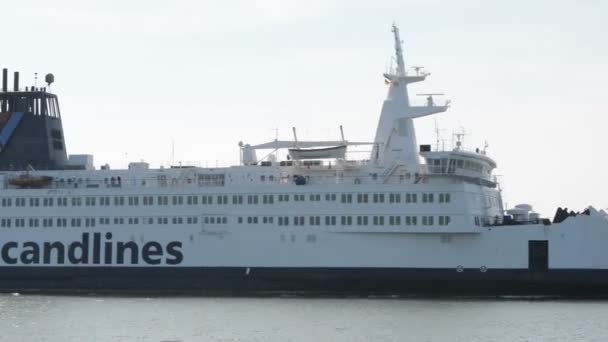 Trajekt společnosti Scandlines opustí přístav hluboké vody do Dánska. Nachází se na Warnemuende — Stock video