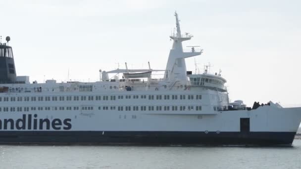 Una compañía naviera Scandlines sale del puerto de aguas profundas a Dinamarca. Situado en Warnemuende — Vídeo de stock