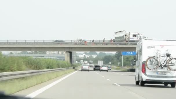 Traffic jam on A2 motorway (Germany) next to Braunschweig. Cars driving slow forward. — Stock Video