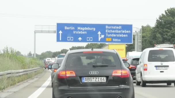 Stau auf der A2 bei Braunschweig. Autos fahren langsam vorwärts. — Stockvideo