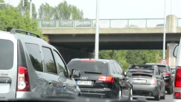 A2 otoyolunun (Almanya) Braunschweig yanında üzerinde trafik sıkışıklığı. Yavaş ileri sürüş araba. — Stok video