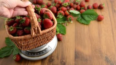 yaprak ve çiçek ahşap masa üzerinde kafa ile ağırlık ölçekte çilek sepeti. reçel yapma. boş not kağıdı bir kenara atma.