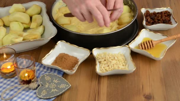 Torta de maçã assando. Regue limão fresco na torta de maçã crua. Além disso, existem ingredientes como mel, canela, lascas de amêndoa — Vídeo de Stock