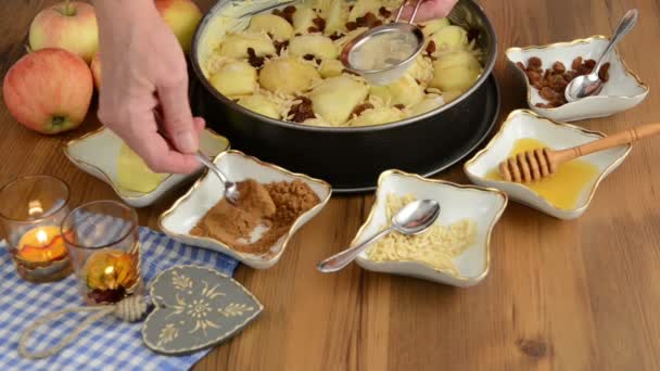Apfelkuchenbacken. Frische Zitrone auf den rohen Apfelkuchen träufeln. Dazu kommen Zutaten wie Honig, Zimt, Mandelsplitter — Stockvideo
