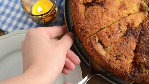 Kus jablečným koláčem se podává na talíři. — Stock video