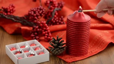 yıldız şeklinde mum yaktı. topları yanı sıra Noel ağacı. 