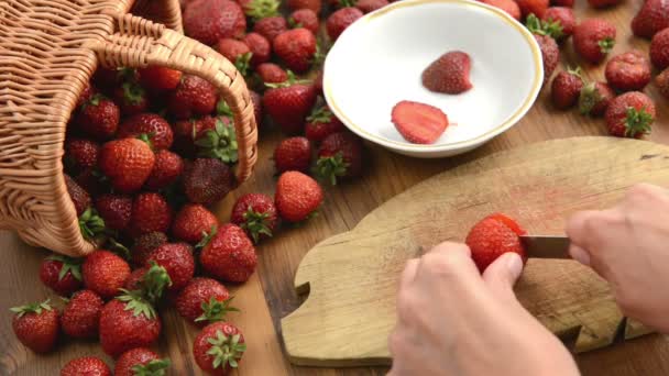Limpieza de fresas para hacer mermelada . — Vídeo de stock