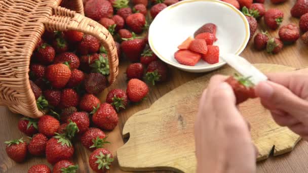 Limpieza de fresas para hacer mermelada . — Vídeos de Stock