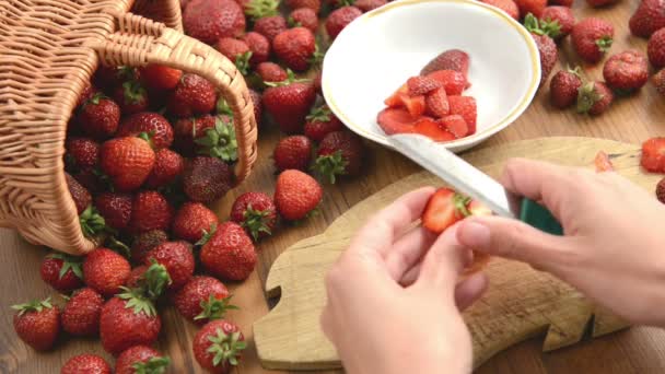 Limpieza de fresas para hacer mermelada . — Vídeos de Stock