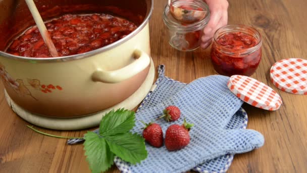 Kochtopf mit Erdbeermarmelade fertig. Marmeladengläser sind am Rand breit — Stockvideo