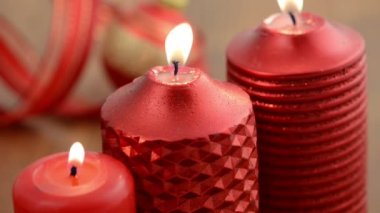 yıldız şeklinde mum yaktı. topları yanı sıra Noel ağacı. 