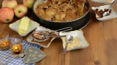 Elmalı pasta pişirme. Ham elma pasta üzerine serpilir kuru üzüm. Ayrıca, bal, tarçın, şeker, badem slivers gibi maddeler vardır 