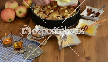 Elmalı pasta pişirme. Ham elma pasta üzerine serpilir kuru üzüm. Ayrıca, bal, tarçın, şeker, badem slivers gibi maddeler vardır 