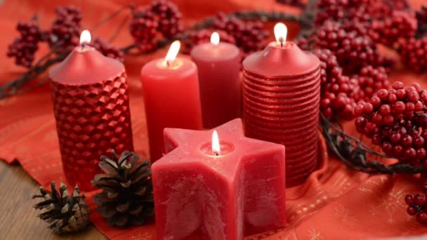 La vela en forma de estrella está encendida. Además de bolas de árbol de Navidad . — Vídeos de Stock