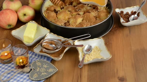 Torta de maçã assando. Sprinkled Raisins na torta de maçã crua. Adição, há ingredientes como mel, canela, açúcar, lascas de amêndoa — Vídeo de Stock