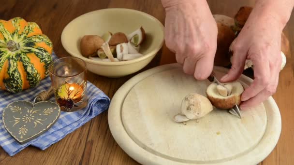 Schoonmaak cent broodje paddestoelen met mes om een maaltijd te koken. — Stockvideo