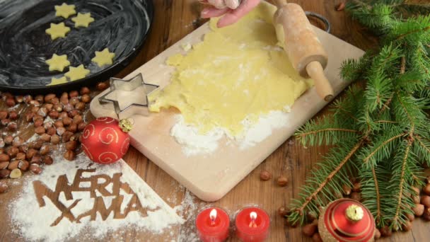 Processo de cozimento de Natal para pastelaria Feliz X-mas. bolachas . — Vídeo de Stock