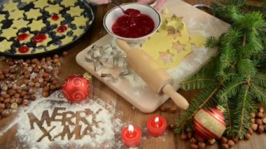 Pasta Merry X-mas için Noel pişirme süreci. Kurabiye.