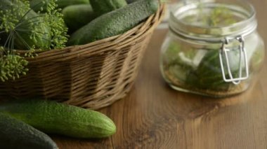 Baharat tarihlerde dereotu, biber, hardal tohumu bir masada bir konserve kavanoz düşüyor. Bir sepet her yerde aynı zamanda döşeme defne yaprağı ve dereotu, biber ve salatalık ile ayakta bir yana