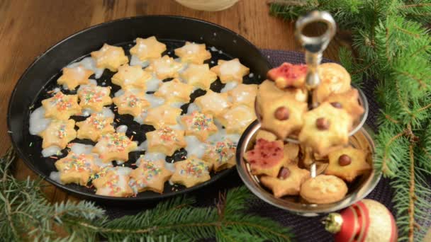 Processo di cottura di Natale, palline rosse, decorazione natalizia, pasticceria. casa di pan di zenzero sul tavolo . — Video Stock