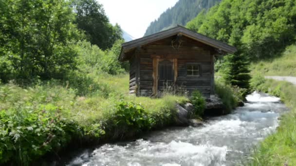 Lilla alpina kyffe på stream vatten på Zillertal (Österrike). — Stockvideo