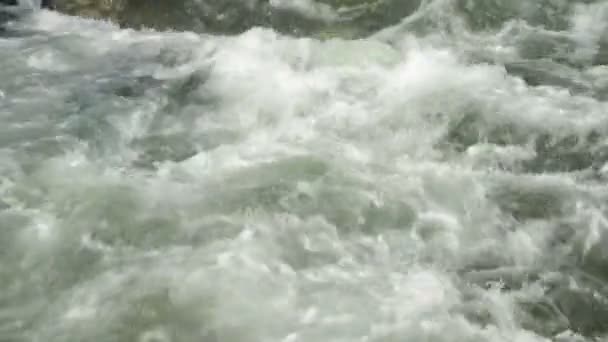 Zillertalské Alpy proud vody — Stock video