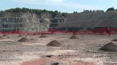 bir açık çukur maden ocağında görüntüleyin. porfir kayalar. kamera pan.