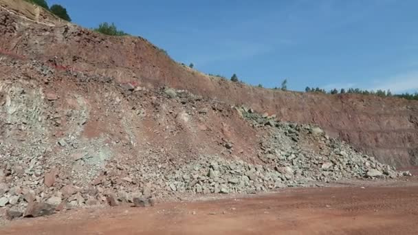 Um perfurador numa pedreira. vista em uma pedreira de mina a céu aberto. rochas de pórfiro. pan câmera . — Vídeo de Stock