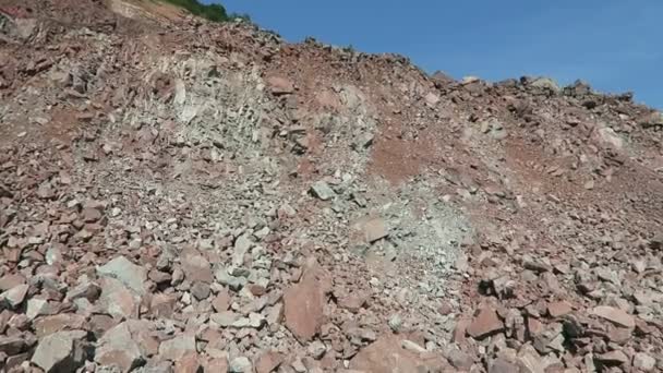 Vista en una cantera de mina a cielo abierto. rocas de pórfido. cámara panorámica . — Vídeos de Stock
