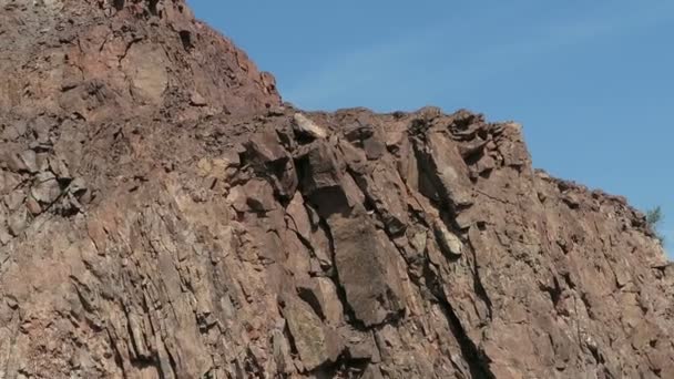 Vista em uma pedreira de mina a céu aberto. rochas de pórfiro. pan câmera . — Vídeo de Stock