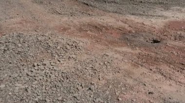 bir açık çukur maden ocağında görüntüleyin. porfir kayalar. kamera pan.