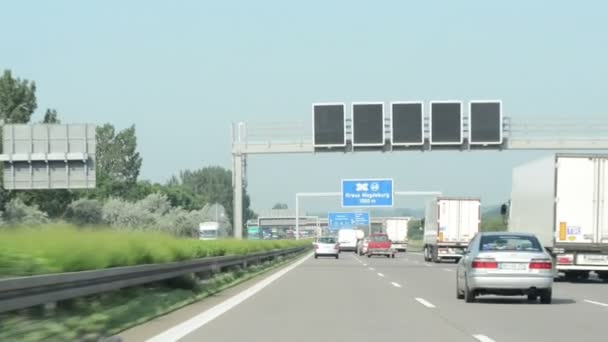 Autobahnkreuz von A2 auf A14 in Deutschland. — Stockvideo
