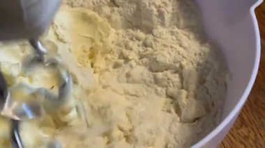 Pasta pişiriyorum. Hamur malzemeleri karıştırılıyor.