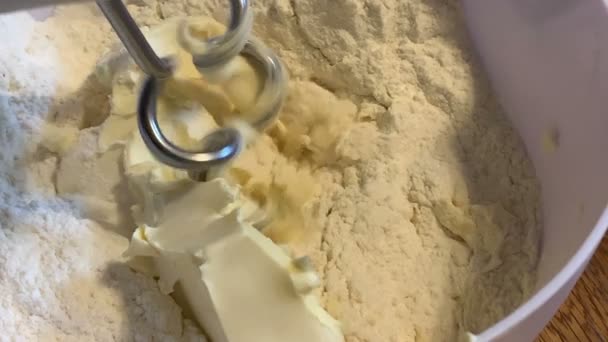 Memanggang Kue Dalam Proses Mencampurkan Bahan Adonan — Stok Video