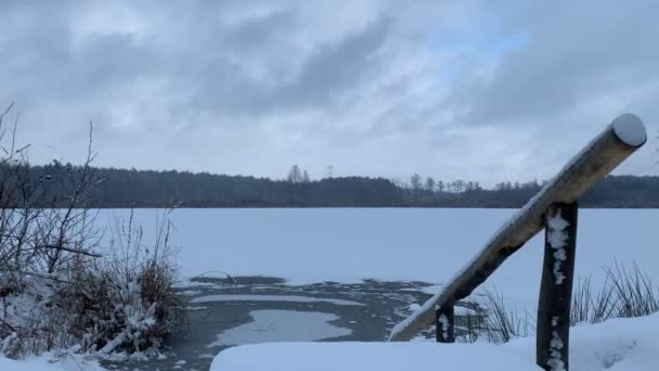 Zona Baño Lago Invierno Superficie Agua Congelada Con Escalones Hacia — Vídeos de Stock