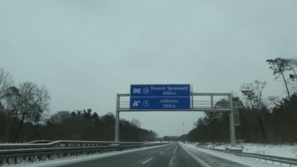 2021年2月7日 德国勃兰登堡 卢布班瑙 高速公路上的雪地条件 驾驶A13高速公路从柏林到高速公路交汇处Dreieck Spreewald 然后离开Luebbenau — 图库视频影像