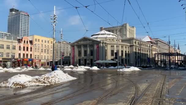 Katowice Śląsk Polska Lutego 2021 Osoby Przekraczające Tory Tramwajowe Przed — Wideo stockowe