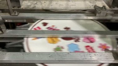 Münih, Bavyera / GERMANY 3 Mayıs 2021: Kağıt levha üretim makinesi.