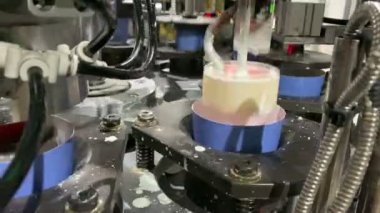 Münih, Bavyera / GERMANY 3 Mayıs 2021: Bir makinede kahve fincanı üretimi.