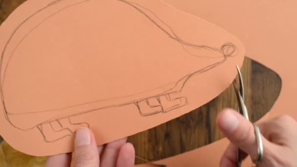 Pour fabriquer un hérisson de papier. découper le corps . — Video