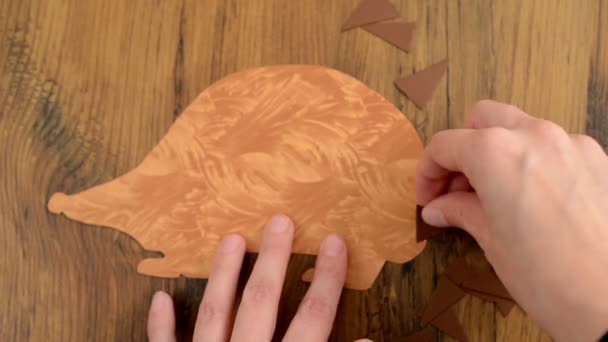 Tri des poils sur un hérisson en papier pour les coller — Video