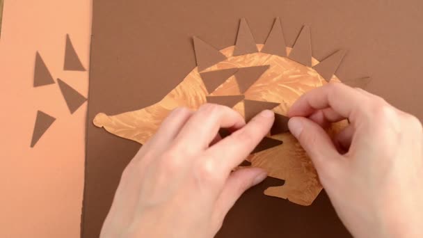 Poil coincé d'un hérisson de papier sur le corps — Video