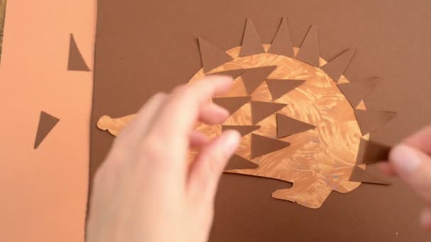 Bristle van een egel van papier geplakt op het lichaam — Stockvideo