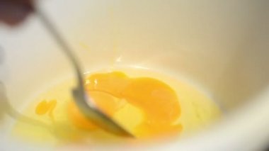 Araştırıcı için kabuk parçaları kase kaşık ile yumurta pişirme