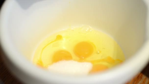 Mettre les ingrédients du gâteau dans un bol pour cuire un gâteau 