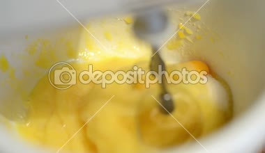 Bir blender ile kek karışımı karıştırma