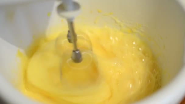 Mengen cake mix met een blender — Stockvideo